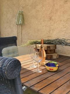 Rdc de ma maison dans un joli village Provençal, 15 mins d'Aix en Pce, open space joliment rénové - Fuveau - 0