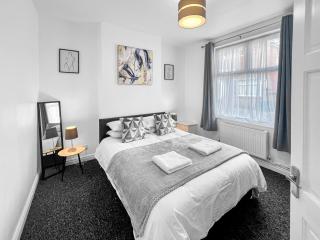 Stylish House Near Hospital with Free Parking - 8