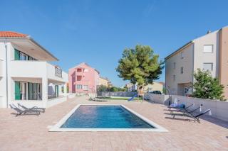 Crowonder Villa Lucija with Large Swimming Pool - Biograd na Moru - 4