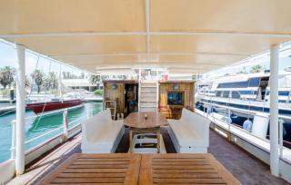 Unic boat in old harbour - Palamós - 8