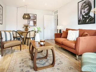 Pass the Keys Luxury Retreat Cafes and Shopping Queens Uni - 7