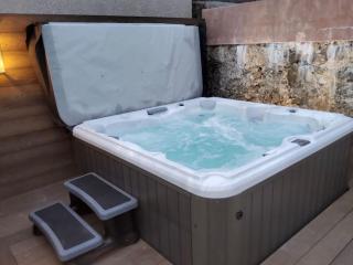 Tudor Cottage, Hot Tub, Sleeps 8 - Llandudno - 3