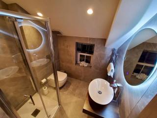 Tudor Cottage, Hot Tub, Sleeps 8 - Llandudno - 2