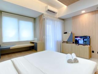 Modern Look Studio at Gateway Park LRT City Jatibening Apartment By Travelio - 8
