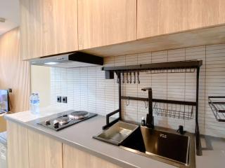Modern Look Studio at Gateway Park LRT City Jatibening Apartment By Travelio - Bekasi - 4