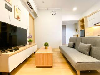 Spacious and Combined 1BR Vasanta Innopark Apartment By Travelio - Cikarang - 5