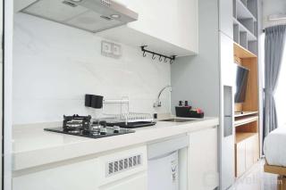 Minimalist and Cozy Studio at Sky House BSD Apartment By Travelio - 9