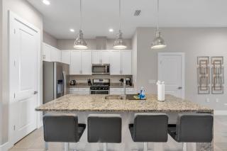 Elegant Townhome Near Disney – Private Suites! townhouse - Orlando - 1