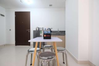 Fully Furnished and Cozy 2BR at Transpark Cibubur Apartment By Travelio - 3