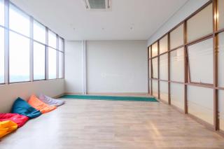 Homey and Restful Studio Royal Sentul Park Apartment By Travelio - Bogor - 3