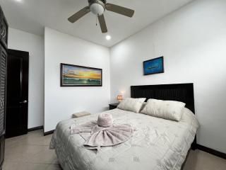 Spacious 2 Bed 2 Bath L Great Walking Score - 2