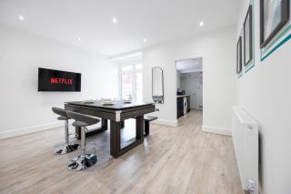 Sleek Retreat Modern Home with Games Room and Home Cinema Lounge-Sleeps 8 - Bolton - 3