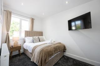 Modern Sleek Retreat Games Room, Cinema Lounge & Sleeps 8 Family & Group Friendly - 0