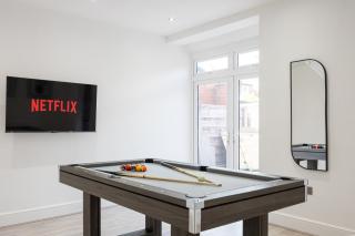 Sleek Retreat Modern Home with Games Room and Home Cinema Lounge-Sleeps 8 - Bolton - 8