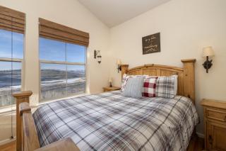 Peak View Drive townhouse - 3