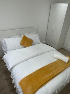 Your Comfort and Serenity - Thamesmead - 4
