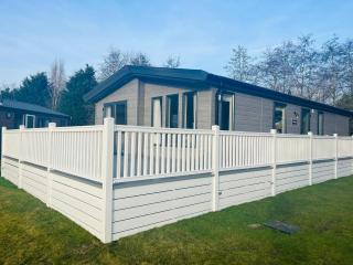 Bridgeview Lodge with Hot Tub - York - 0