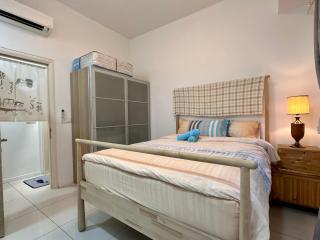 Charming Rustic Retreat with Cozy Interior and Sky Pool View - 9