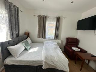 Luxury Ensuite 2nd Studio Flat With Great Views in Keedonwood Road With Fully Own Bathroom Newly Added And Private Kitchenette - Bromley - 3