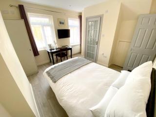 Apartment with an Open-Plan Kitchen Living Room - Aylesbury - 9