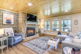Modern Sevierville Cottage w/ Hot Tub + Game Room - 5