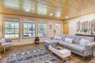 Modern Sevierville Cottage w/ Hot Tub + Game Room - 4