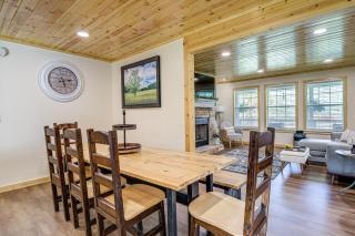 Family Sevierville Cottage with Game Room and Hot Tub! - Sevierville - 3