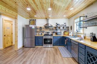 Family Sevierville Cottage with Game Room and Hot Tub! - Sevierville - 1
