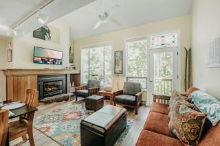 82SW - Fireplace - WithD - Kitchen - Sleeps 4 condo - 0