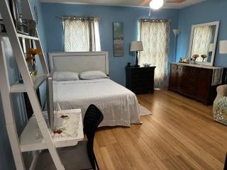 Colorful 3 bedrooms twin home near Center - 1