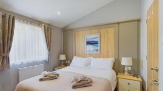 Poppy An Immaculate Lake side Lodge the Perfect Retreat, Sleeps 4 - 1