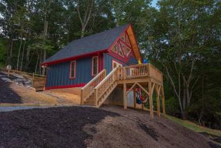 A Modern Cozy 2BDR Roosters Den Cabin - 3
