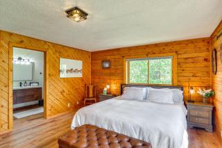 Dubois Riverfront Lodge with On-Site Fishing and Views - Dubois - 1