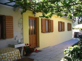 Charmantes Ferienhaus In Bartići Mit Terrasse - 2