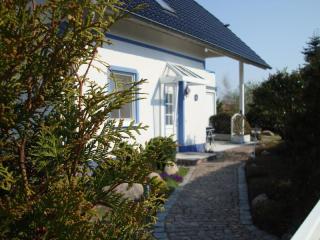 Komfortable Ferienwohnung mit sonniger Terrasse und Blick auf den Leuchtturm - Dranske - 0