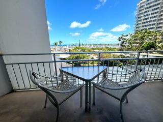 Ilikai Apt 302 - Spacious Studio with Stunning Ocean & Harbor Views - Honolulu - 0