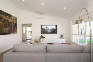 Wurtulla Beachside Family Haven, Steps to the Sea & Pool - Kawana Waters - 9