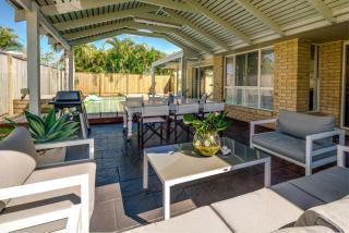 Wurtulla Beachside Family Haven, Steps to the Sea & Pool - Kawana Waters - 4