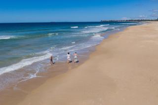 Wurtulla Beachside Family Haven, Steps to the Sea & Pool - 8