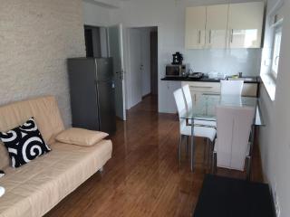 Modern eingerichtete Ferienwohnung für Familien oder Freundesgruppen mit Balkon, zentral am Meer gelegen - Novalja - 0