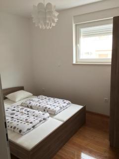 Modern eingerichtete Ferienwohnung für Familien oder Freundesgruppen mit Balkon, zentral am Meer gelegen - Novalja - 7