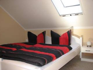 Komfortable Ferienwohnung mit Balkon und Blick in den Schlosspark - - 5