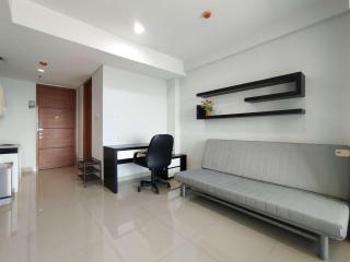 Nice and Comfy 1BR at Dago Suites Apartment By Travelio - Bandung - 7