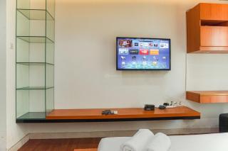 Good Deal and Comfortable 1BR The Boulevard Apartment By Travelio - Jakarta - 6