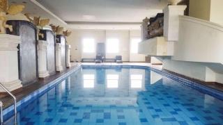 Good Deal and Comfortable 1BR The Boulevard Apartment By Travelio - Jakarta - 4