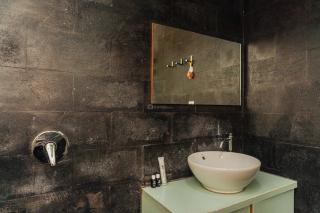 Good Deal and Comfortable 1BR The Boulevard Apartment By Travelio - Jakarta - 2