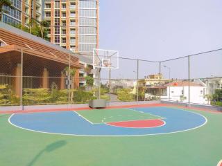 Comfort and Modern Look 1BR Gold Coast Apartment By Travelio - 4