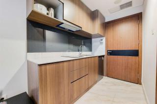 Cozy and Elegant 1BR The Smith Alam Sutera Apartment By Travelio - Tangerang - 5