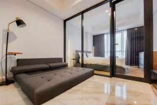 Cozy and Elegant 1BR The Smith Alam Sutera Apartment By Travelio - Tangerang - 6