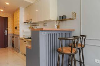 Spacious and Nice 1BR with Extra Room at Sky House BSD Apartment By Travelio - 4